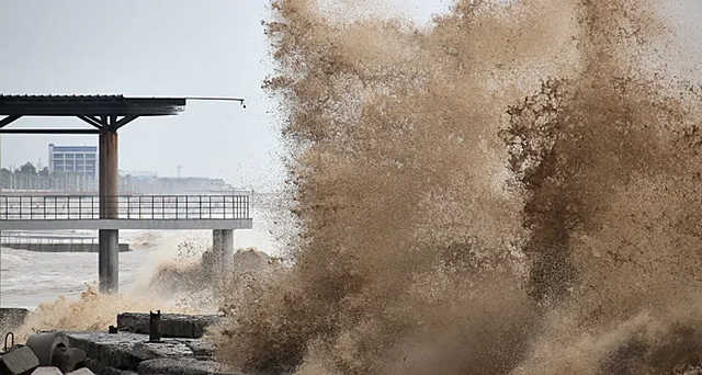 Одного из унесенных потоком воды в море россиянина нашли мертвым