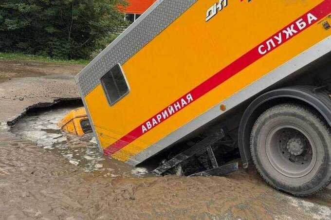 В Новосибирске аварийный КАМАЗ провалился в яму по дороге к месту прорыва трубы