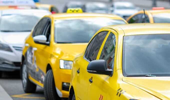 В Санкт-Петербурге мигрантам запретили работать в такси до конца года