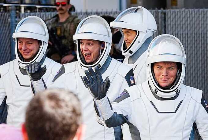 Миссия NASA Crew-10 завершилась успешно: четверо астронавтов приводнились в Тихом океане
