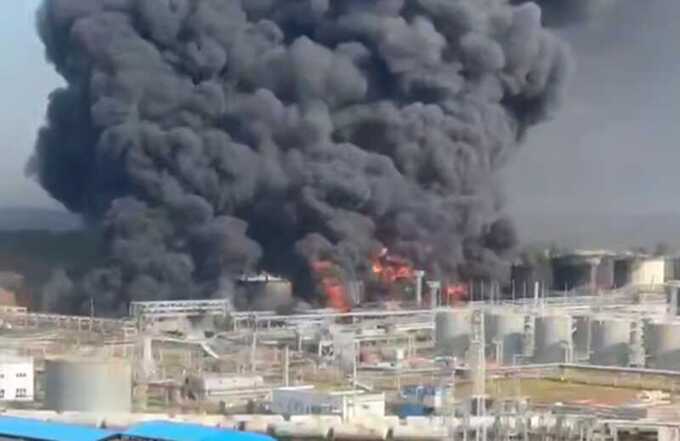 Крупнейший нефтеперерабатывающий завод юга России горит четвертые сутки после атаки дронов
